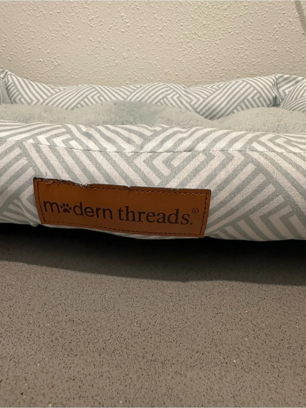 Modern Threads Light Gray/Blue Plush Pet Bed